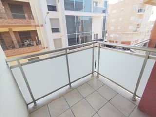 Etagenwohnung  Carrer d'alcanar. Tres dormitorios y dos baños.