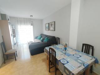 Etagenwohnung  Carrer d'alcanar. Tres dormitorios y dos baños.