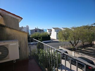 Semi detached house  Carrer odisseu. A pocos pasos del mar.
