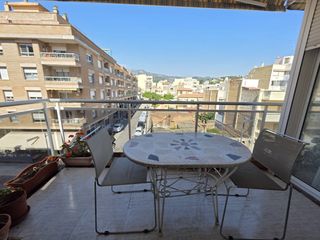 Piso  Carrer sant isidre. Muy centrico con tres dormitorios.