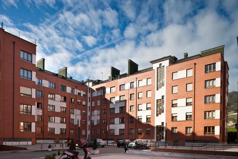 Foto 451ceada-e42d-42d5-b412-b142e015d312. Autoparkplatz in avenida del mar 65 in Huca - La Cadellada Oviedo