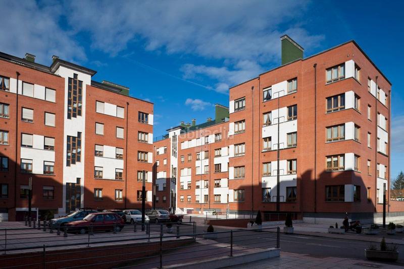 Foto fe83c886-cba6-4b65-8f8c-b09e8fb04f71. Autoparkplatz in avenida del mar 65 in Huca - La Cadellada Oviedo