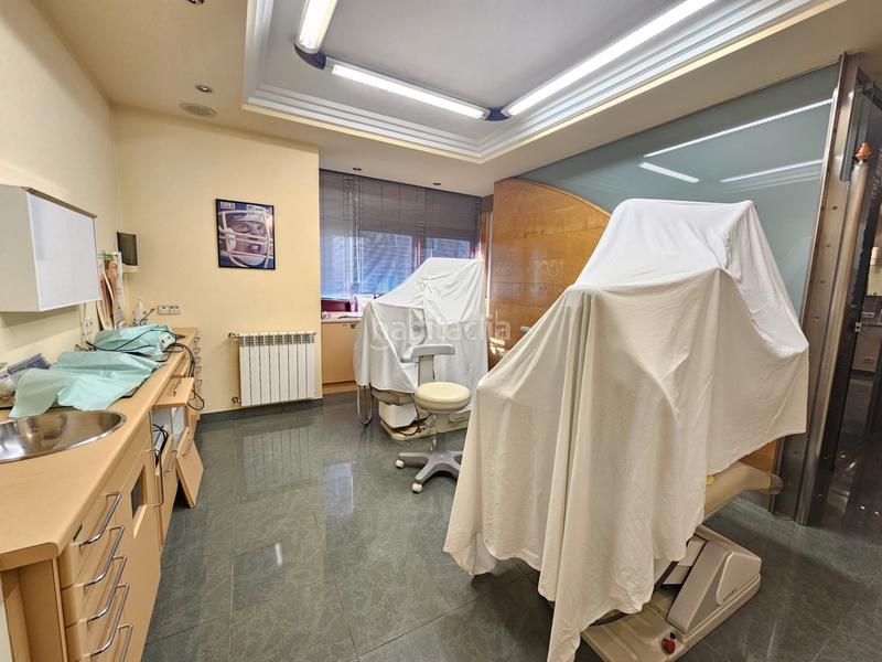 Foto 75c5fc0b-bc16-4f26-94bd-f4f367cff925. Piso actualmente clinica dental en Centro Barakaldo