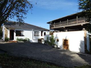Casa en Valds. Venta de casa de piedra con panera y finca monte y prado.
