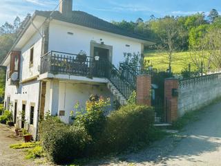 Casa a Valdés. Venta de casa con jardín.