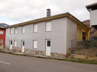Casa a Valdés. Venta de casa con  panera, anexos.