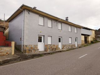Casa en Valdés. Venta de casa con  panera, anexos y parcela..