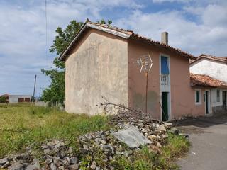 Casa adossada a Cudillero. Venta de casa pareada para reformar.