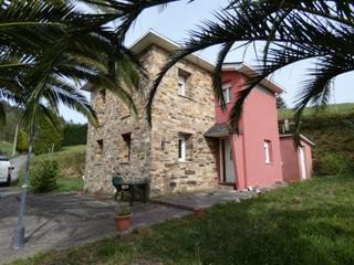 Casa a Valdés. Venta de casa de piedra con 6000 m2 de parcela.