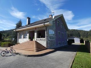 Casa a Valdés. Venta de chalet en finca de 1714 m2.