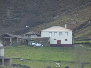 Casa a Valdés. Venta de casa con anexos y finca en zona de montaña.