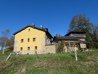 Casa en Valds. Venta de casona de piedra con anexos y finca de 15.000 m2