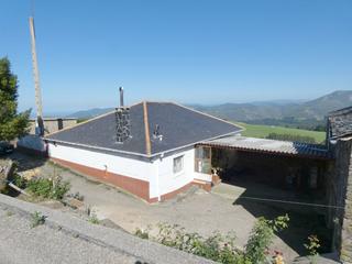 Casa a Valdés. Venta de casa y pajar de piedra  con vistas al mar y montaña.