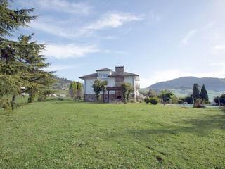 Casa a Valdés. Venta de chalet con finca de 1 ha y piscina.