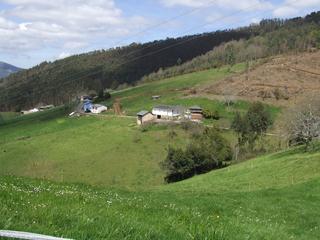 Casa a Valdés. Venta de casa en zona de montaña con hórreo, pajar y finca de 3