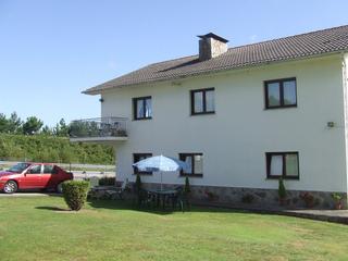 Casa a Valdés. Venta de casa con 2 viviendas y finca de 4000 m2.