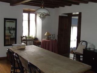 Casa a Valdés. Venta de casa de piedra con panera y 1600 m2 de parcela