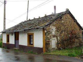Casa a Valdés. Casa de piedra con patio, costa.