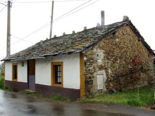 Casa a Valdés. Casa de piedra con patio, costa.