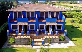 Edifici a Cudillero. Venta de apartahotel con finca y piscina.