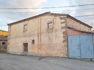 Casa adossada a Sigüenza. Casa de piedra para reformar con servicios al lado.
