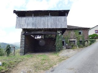 Maison à Valdés. Venta de bonita casa de piedra con hórreo.