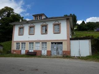 Casa a Valdés. Venta de casa de piedra con 1000 m2 de terreno.