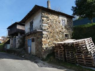 Casa a Valdés. Venta de casa de piedra, hórreo, anexo en finca de 440 m2.
