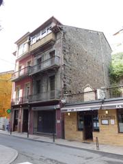 Casa adossada a Valdés. Venta de casa con bajo y 3 plantas.