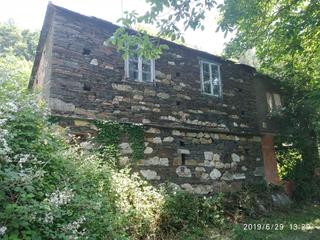 Casa a Villanueva de Oscos. Venta de casería de piedra rodeada de parcela.