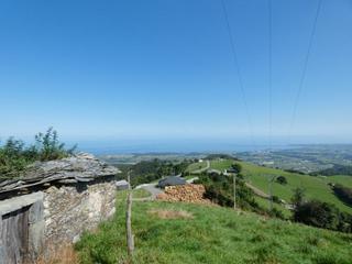 Casa a Valdés. Venta de parcela de 4600 m2 con ruinas y vistas al mar.