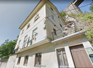 Maison à Valdés. Venta de casa distribuida en bajo, 2 viviendas y desván.