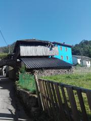 Casa adossada a Valdés. Venta de la mitad de una panera y anexo.