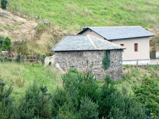 Casa a Valdés. Venta de pajar con finca.