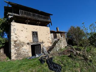 Casa a Valdés. Venta de casita y hórreo con finca..