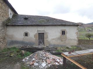 Casa adossada a Valdés. Venta de casa de piedra con panera y finca de 400 m2.