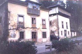 Casa a Valdés. Casa de piedra con finca de 200 m2 aprox. y  panera .