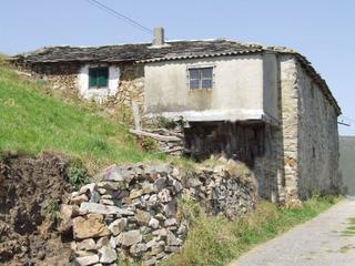 Casa a Valdés. Casa con parcela de 1300 m2 bonitas vistas montaña