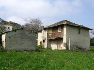 Casa a Valdés. Casa de piedra con parcela de, costa