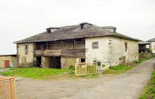 Casa a Valdés. Venta de casa, hórreo y finca de 1.000 m2
