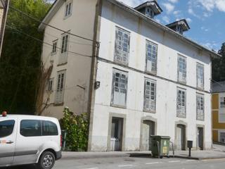 Casa en Valdés. Venta de casa de 4 plantas y solar