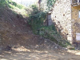 Casa a Valdés. Venta de casa de piedra para restaurar con parcela