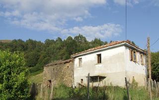 Casa a Valdés. Casa, horreo y finca en zona de montaña