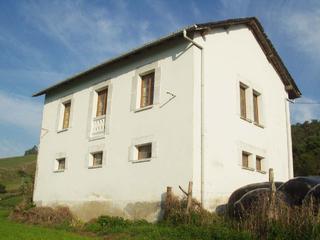 Casa en Valds. Casa de piedra con parcela de 2.000 m2 muy soleada, amplias vist