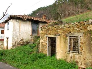 Casa a Cudillero. Casa para restaurar, base de hórreo y finca.