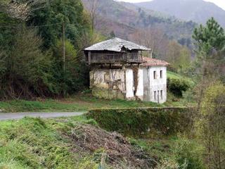 Casa a Valdés. Casa de piedra para restaurar, hórreo y finca de 800 m2.