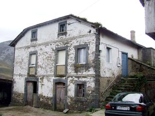 Casa in Valdés. Casa de piedra, pajar, panera.