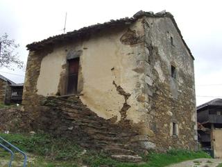 Casa a Valdés. Casa para reformar, otra en ruinas y parcela de 500 m2. zona mon