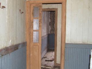 Casa adossada a Valdés. Casa de piedra para restaurar con hórreo y parcela.