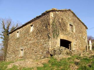 Casa a Valdés. Cabaña de piedra con parcela.